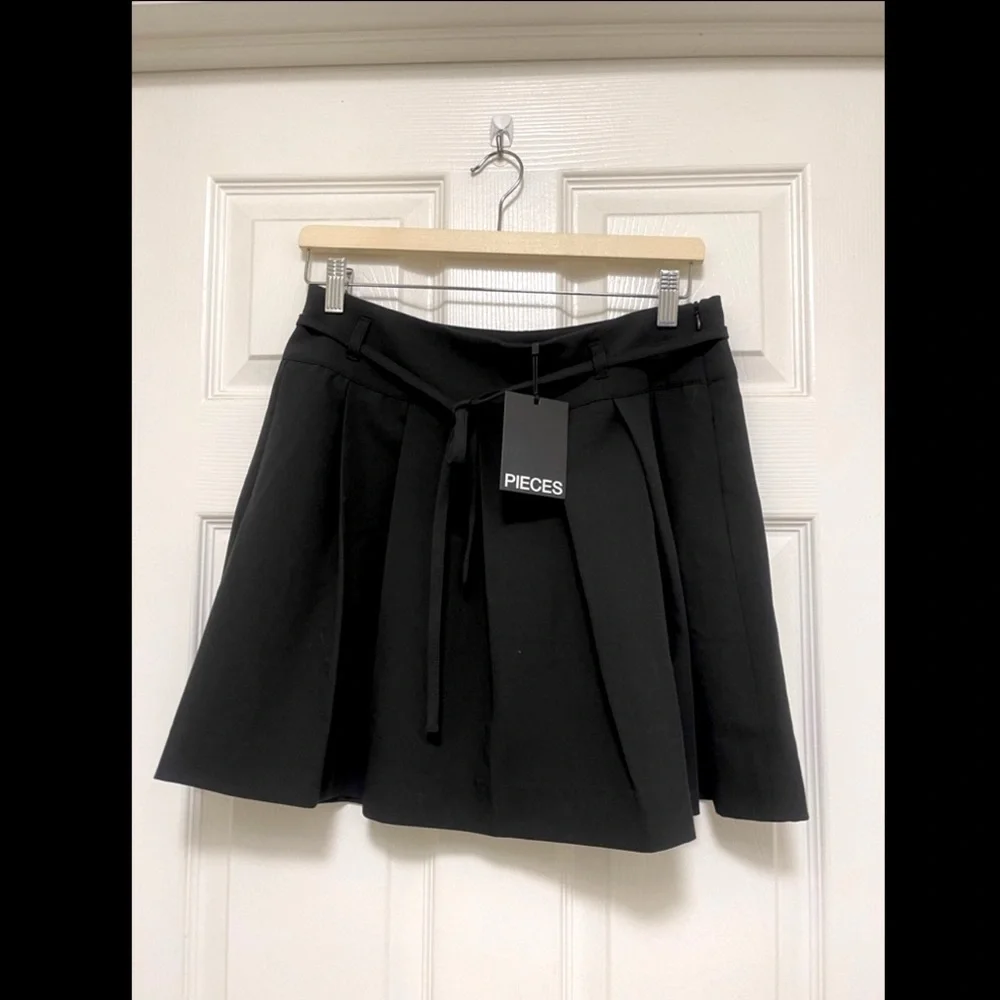 NWT PIECES Frida Short Pleated Skirt